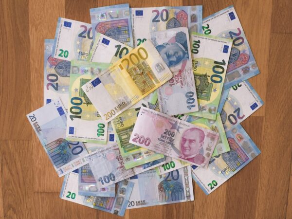 Photo House, money